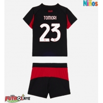 Camiseta AC Milan Fikayo Tomori #23 Primera Equipación para niños 2025-26 manga corta (+ pantalones cortos)
